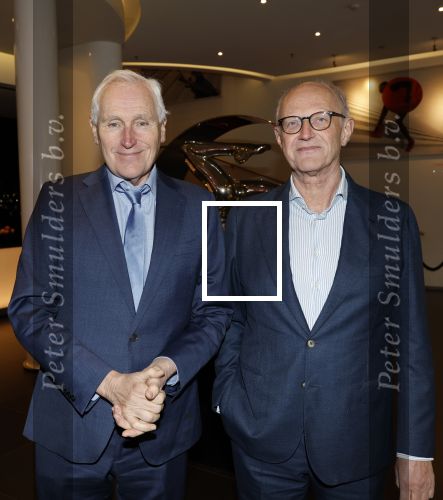 Amsterdam 26 oktober 2025
Boekpresentatie boek over 80 jaar het DeLaMar theater . Simone Kleinsma kreg uit handen van Janine v d Ende en Joop v d Ende het eerste exemplaar. Arthur Japin met partner