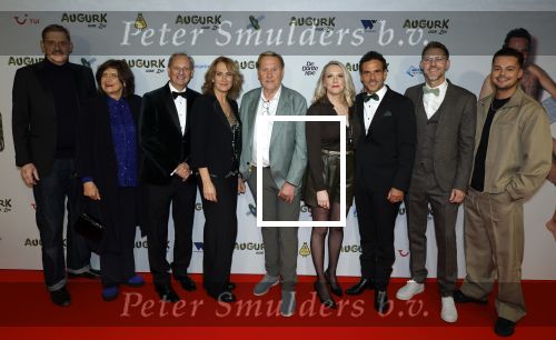 Amsterdam 4 november 2025
Premiere Augurk aan zee in Tuschinski met de cast die bestaat uit oa Monic Hendrickx Martin v Waardenberg Olga Zuiderhoek Jelka v Houten Frank Lammers Peter v d Begin en Tibor Lukacs. Robert v Hemert heeft de titelsong geschreven .