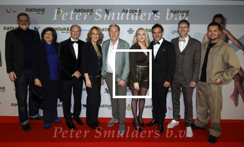 Amsterdam 4 november 2025
Premiere Augurk aan zee in Tuschinski met de cast die bestaat uit oa Monic Hendrickx Martin v Waardenberg Olga Zuiderhoek Jelka v Houten Frank Lammers Peter v d Begin en Tibor Lukacs. Robert v Hemert heeft de titelsong geschreven .