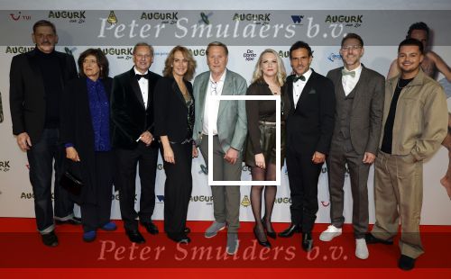 Amsterdam 4 november 2025
Premiere Augurk aan zee in Tuschinski met de cast die bestaat uit oa Monic Hendrickx Martin v Waardenberg Olga Zuiderhoek Jelka v Houten Frank Lammers Peter v d Begin en Tibor Lukacs. Robert v Hemert heeft de titelsong geschreven .