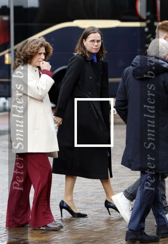 Den Haag 20 november 2025
 Prinses Amalia en haar vader Koning Willem Alexander bij de Grote Kerk, na de Bijzondere Verenigde Vergadering van de Eerste en Tweede Kamer, ter gelegenheid van de tachtigste verjaardag dat het parlement na de Tweede Wereldoorlog voor het eerst weer in gezamenlijkheid bijeenkwam. Eerste Kamervoorzitter Mei Li Vos Tweede Kamervoorzitter Thom van Campenvingen ze op .. Frits Barend en dochter Barbara Barend tezamen met lijsttrekker Mirjam Bikker en (klein)zoon Seb.