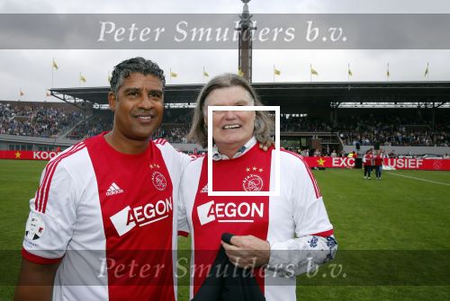 Amsterdam 3 juli 2013
Sjaak Swart 75 jaar . Hij viert dat met een wedstrijd met oud ajax spelers in het Olympisch stadion. Barry Hulshof met vrouw en Frank Rijkaard
Peter Smulders bv