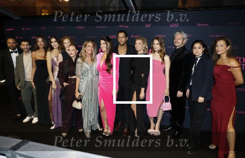 Amsterdam 27 oktober 2025
Premiere Perfectly imperfect in Tuschinski met oa Yolanthe Cabau v Kasbergen en Nicolette v Dam . Maria Tailor, Tamara Elbaz, Yolanthe Cabau, Maarten Heijmans, Soumaya Ahouaoui. Op de foto: Maria Tailor, Tamara Elbaz, Yolanthe Cabau, Tarikh Janssen, Maarten Heijmans, Soumaya Ahouaoui