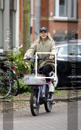 Amsterdam 13 november 2025
Chantal Janzen op de fiets in Amsterdam zuid.