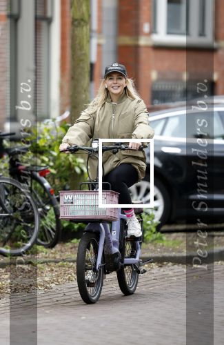 Amsterdam 13 november 2025
Chantal Janzen op de fiets in Amsterdam zuid.