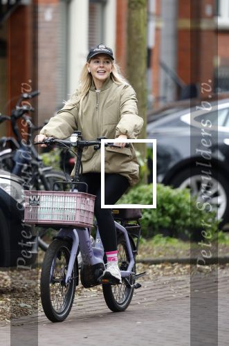 Amsterdam 13 november 2025
Chantal Janzen op de fiets in Amsterdam zuid.