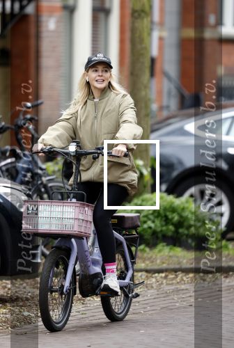Amsterdam 13 november 2025
Chantal Janzen op de fiets in Amsterdam zuid.