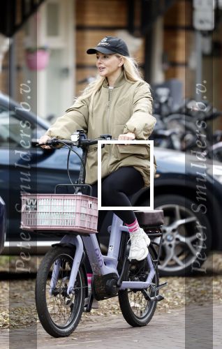 Amsterdam 13 november 2025
Chantal Janzen op de fiets in Amsterdam zuid.