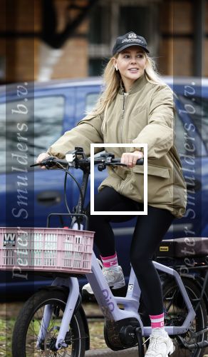 Amsterdam 13 november 2025
Chantal Janzen op de fiets in Amsterdam zuid.