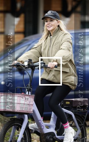 Amsterdam 13 november 2025
Chantal Janzen op de fiets in Amsterdam zuid.