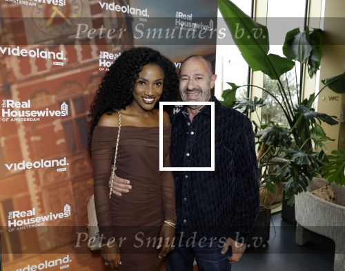 Amsterdam 11 november 2025
Presentatie real housewives of Amsterdam in het W hotel.
Aanwezig Niama Amhali Renee Vervoorn Cherry Ann Person Lilian Dziedzic Kimmylien Nguyen Djamila Celina en Elvira Penthesilea. Cherry Ann Person met partner Roland Kahn
