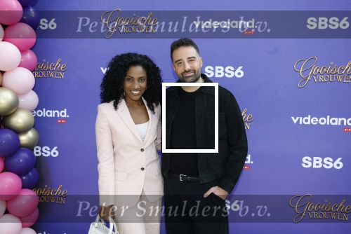 Blaricum 17 oktober 2025
Perspresentatie eerste aflevering Gooische vrouwen met oa aanwezig Linda de Mol Susan Visser Liews Visschedijk Teunie de Brouwer Tommy v Lent Robert de Hoog en Eefje Kuijtzer . Cherry Ann Person kwam met Fawrynotsawry