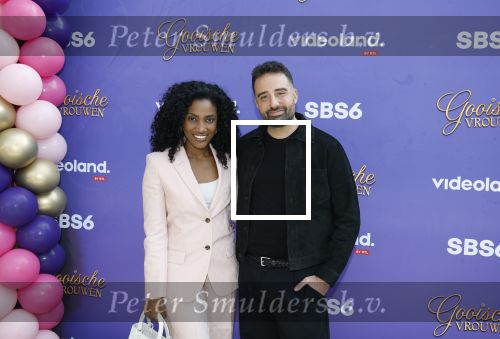 Blaricum 17 oktober 2025
Perspresentatie eerste aflevering Gooische vrouwen met oa aanwezig Linda de Mol Susan Visser Liews Visschedijk Teunie de Brouwer Tommy v Lent Robert de Hoog en Eefje Kuijtzer . Cherry Ann Person kwam met Fawrynotsawry