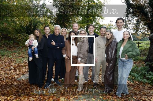 Naarden 3 november 2025
Presentatie nieuwe serie de Frogers met aanwezig Rene Froger Natasja Froger Danny Froger Ann Dominique Wilten Natascha Froger Matthijs Timmermans Charlie Didier Froger Sammy Verheij Maxim Froger en Ruby Celine met hun zoontje.