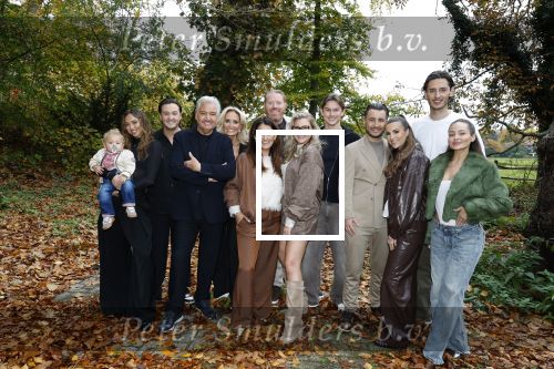Naarden 3 november 2025
Presentatie nieuwe serie de Frogers met aanwezig Rene Froger Natasja Froger Danny Froger Ann Dominique Wilten Natascha Froger Matthijs Timmermans Charlie Didier Froger Sammy Verheij Maxim Froger en Ruby Celine met hun zoontje.
