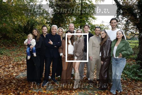Naarden 3 november 2025
Presentatie nieuwe serie de Frogers met aanwezig Rene Froger Natasja Froger Danny Froger Ann Dominique Wilten Natascha Froger Matthijs Timmermans Charlie Didier Froger Sammy Verheij Maxim Froger en Ruby Celine met hun zoontje.