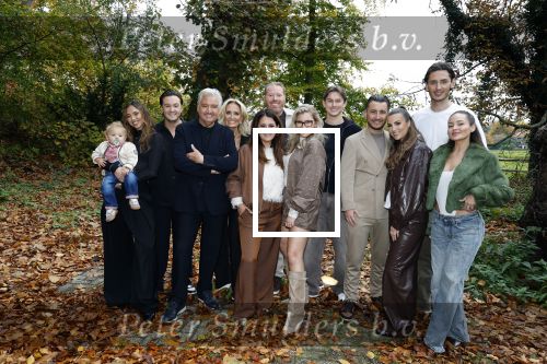 Naarden 3 november 2025
Presentatie nieuwe serie de Frogers met aanwezig Rene Froger Natasja Froger Danny Froger Ann Dominique Wilten Natascha Froger Matthijs Timmermans Charlie Didier Froger Sammy Verheij Maxim Froger en Ruby Celine met hun zoontje.