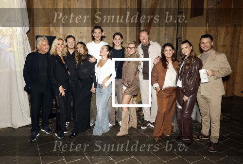Naarden 3 november 2025
Presentatie nieuwe serie de Frogers met aanwezig Rene Froger Natasja Froger Danny Froger Ann Dominique Wilten Natascha Froger Matthijs Timmermans Charlie Didier Froger Sammy Verheij Maxim Froger en Ruby Celine met hun zoontje.