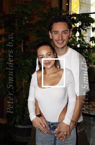 Naarden 3 november 2025
Presentatie nieuwe serie de Frogers met aanwezig Rene Froger Natasja Froger Danny Froger Ann Dominique Wilten Natascha Froger Matthijs Timmermans Charlie Didier Froger Sammy Verheij Maxim Froger en Ruby Celine met hun zoontje.