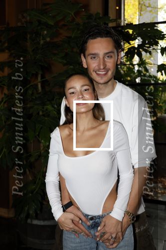 Naarden 3 november 2025
Presentatie nieuwe serie de Frogers met aanwezig Rene Froger Natasja Froger Danny Froger Ann Dominique Wilten Natascha Froger Matthijs Timmermans Charlie Didier Froger Sammy Verheij Maxim Froger en Ruby Celine met hun zoontje.