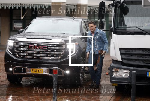 Hilversum 19 november 2025
Boekpresentatie boek Douwe Bob . Hij krijgt het eerste exeplaar uit handen van Arie Boomsma .