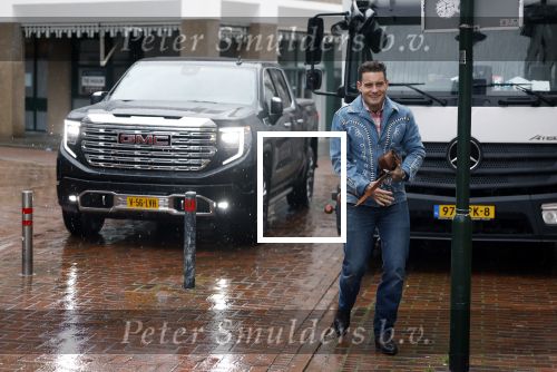 Hilversum 19 november 2025
Boekpresentatie boek Douwe Bob . Hij krijgt het eerste exeplaar uit handen van Arie Boomsma .