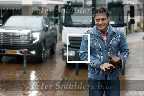 Hilversum 19 november 2025
Boekpresentatie boek Douwe Bob . Hij krijgt het eerste exeplaar uit handen van Arie Boomsma .