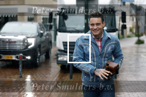 Hilversum 19 november 2025
Boekpresentatie boek Douwe Bob . Hij krijgt het eerste exeplaar uit handen van Arie Boomsma .
