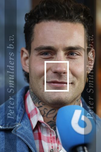 Hilversum 19 november 2025
Boekpresentatie boek Douwe Bob . Hij krijgt het eerste exeplaar uit handen van Arie Boomsma .