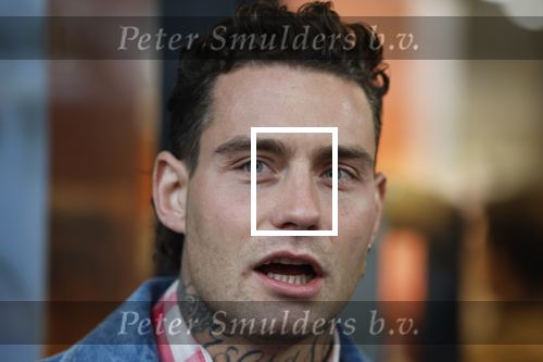 Hilversum 19 november 2025
Boekpresentatie boek Douwe Bob . Hij krijgt het eerste exeplaar uit handen van Arie Boomsma .