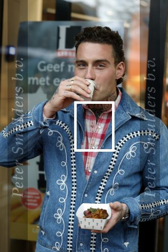 Hilversum 19 november 2025
Boekpresentatie boek Douwe Bob . Hij krijgt het eerste exeplaar uit handen van Arie Boomsma .