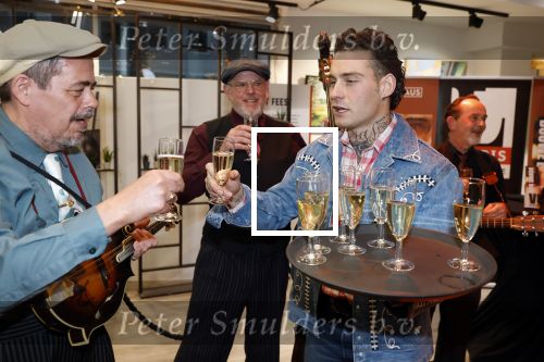 Hilversum 19 november 2025
Boekpresentatie boek Douwe Bob . Hij krijgt het eerste exeplaar uit handen van Arie Boomsma .