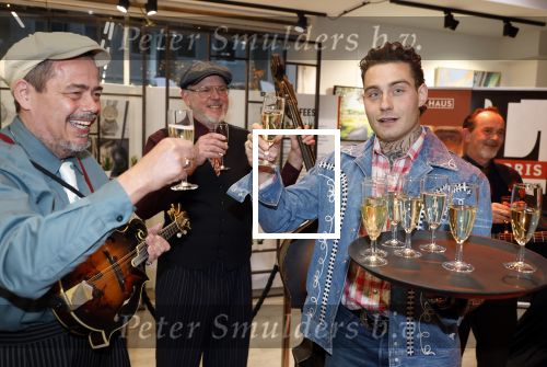 Hilversum 19 november 2025
Boekpresentatie boek Douwe Bob . Hij krijgt het eerste exeplaar uit handen van Arie Boomsma .