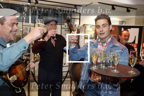 Hilversum 19 november 2025
Boekpresentatie boek Douwe Bob . Hij krijgt het eerste exeplaar uit handen van Arie Boomsma .