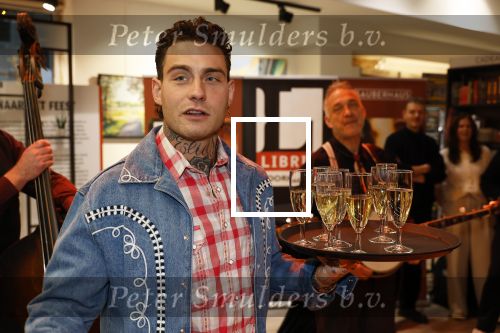 Hilversum 19 november 2025
Boekpresentatie boek Douwe Bob . Hij krijgt het eerste exeplaar uit handen van Arie Boomsma .