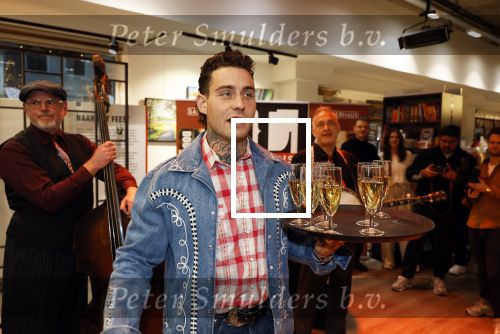Hilversum 19 november 2025
Boekpresentatie boek Douwe Bob . Hij krijgt het eerste exeplaar uit handen van Arie Boomsma .