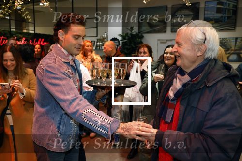 Hilversum 19 november 2025
Boekpresentatie boek Douwe Bob . Hij krijgt het eerste exeplaar uit handen van Arie Boomsma .