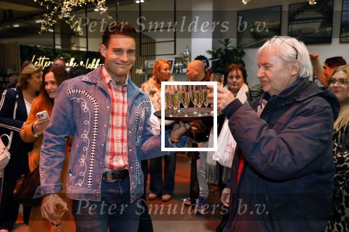 Hilversum 19 november 2025
Boekpresentatie boek Douwe Bob . Hij krijgt het eerste exeplaar uit handen van Arie Boomsma .
