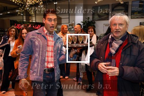 Hilversum 19 november 2025
Boekpresentatie boek Douwe Bob . Hij krijgt het eerste exeplaar uit handen van Arie Boomsma .