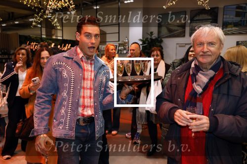 Hilversum 19 november 2025
Boekpresentatie boek Douwe Bob . Hij krijgt het eerste exeplaar uit handen van Arie Boomsma .