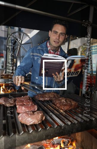 Hilversum 19 november 2025
Boekpresentatie boek Douwe Bob . Hij krijgt het eerste exeplaar uit handen van Arie Boomsma .