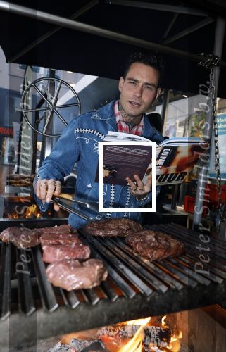 Hilversum 19 november 2025
Boekpresentatie boek Douwe Bob . Hij krijgt het eerste exeplaar uit handen van Arie Boomsma .