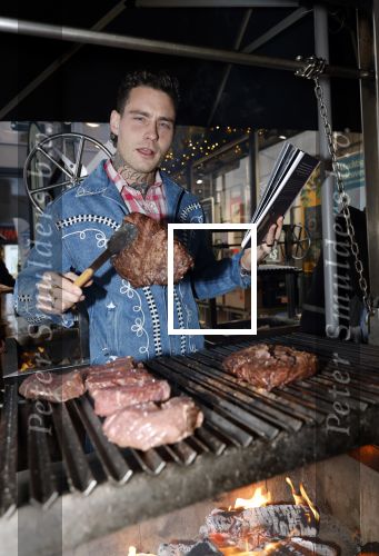 Hilversum 19 november 2025
Boekpresentatie boek Douwe Bob . Hij krijgt het eerste exeplaar uit handen van Arie Boomsma .