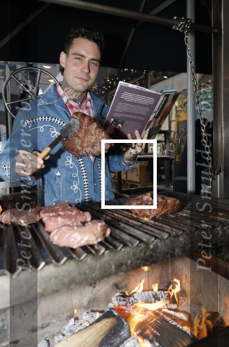 Hilversum 19 november 2025
Boekpresentatie boek Douwe Bob . Hij krijgt het eerste exeplaar uit handen van Arie Boomsma .