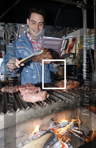 Hilversum 19 november 2025
Boekpresentatie boek Douwe Bob . Hij krijgt het eerste exeplaar uit handen van Arie Boomsma .