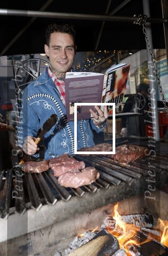 Hilversum 19 november 2025
Boekpresentatie boek Douwe Bob . Hij krijgt het eerste exeplaar uit handen van Arie Boomsma .