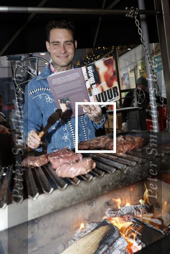Hilversum 19 november 2025
Boekpresentatie boek Douwe Bob . Hij krijgt het eerste exeplaar uit handen van Arie Boomsma .