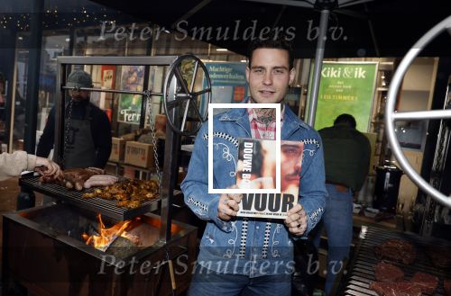 Hilversum 19 november 2025
Boekpresentatie boek Douwe Bob . Hij krijgt het eerste exeplaar uit handen van Arie Boomsma .
