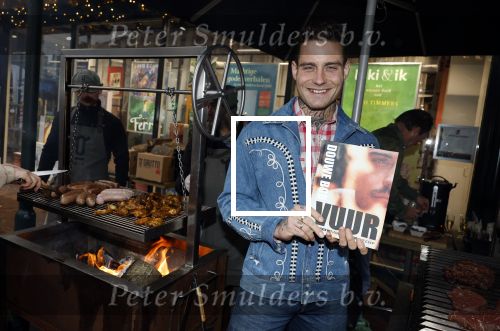 Hilversum 19 november 2025
Boekpresentatie boek Douwe Bob . Hij krijgt het eerste exeplaar uit handen van Arie Boomsma .