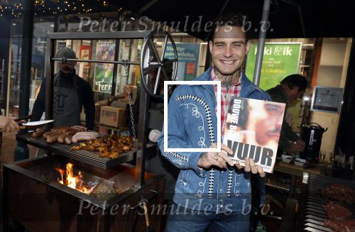 Hilversum 19 november 2025
Boekpresentatie boek Douwe Bob . Hij krijgt het eerste exeplaar uit handen van Arie Boomsma .